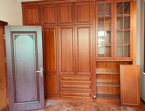 东莞生态园中式家庭装修里定制的实木衣柜效果图